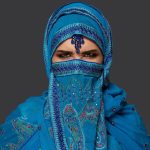 Poignets décorés de perles et sequins sur caftan rouge﻿