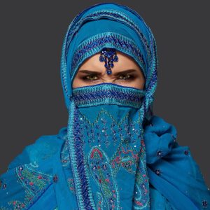 Home Poignets décorés de perles et sequins sur caftan rouge